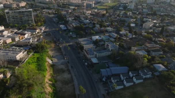 Hoge Hoek Uitzicht Huizen Residentiële Stedelijke Wijk Omhoog Geplaveid Onthullen — Stockvideo