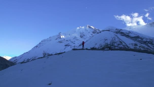 Hava Dairesi Görüntülü Kırmızı Ceketli Erkek Drone Pilotu Uzaktan Himalaya — Stok video