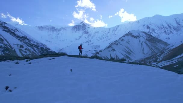 Circolare Aerea Vista Vicino Escursionista Maschio Caucasico Sul Sentiero Trekking — Video Stock