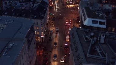 Akşam trafiğinin hava görüntüsü ve Rosenthaler Platz kavşağı. Kavşaktan geçen arabalar ve yayalar. Berlin, Almanya.