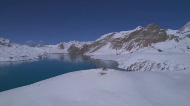 Havadan kuşların bakış açısı ilham verici yalnız erkek yürüyüşçü dağlara hayran kalır Nepal 'deki Tilicho Gölü' ne ulaşmayı sever. Seyahat macera yaşam tarzı, Tilicho bakış açısı, Himalayalar.
