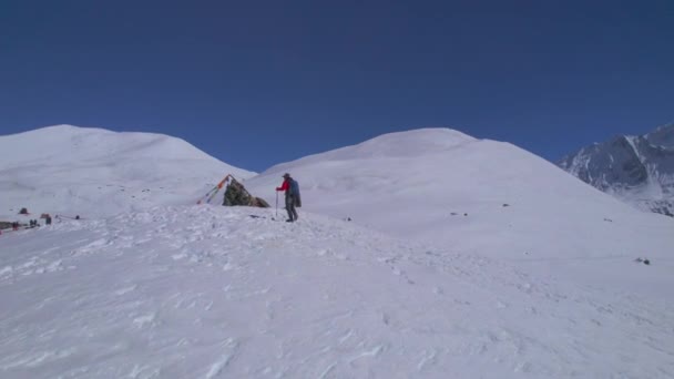 在喜马拉雅山 空中圆形近景的高加索男性徒步旅行者在有两根杆子的远足小径上行走时 采用的是提利哥观点 探索尼泊尔的冒险家 — 图库视频影像