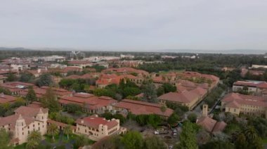 Ana Avlu etrafındaki tarihi binaların ve Memorial Kilisesi 'nin hava görüntüleri. Stanford Üniversitesi kompleksi. Stanford, California, ABD.