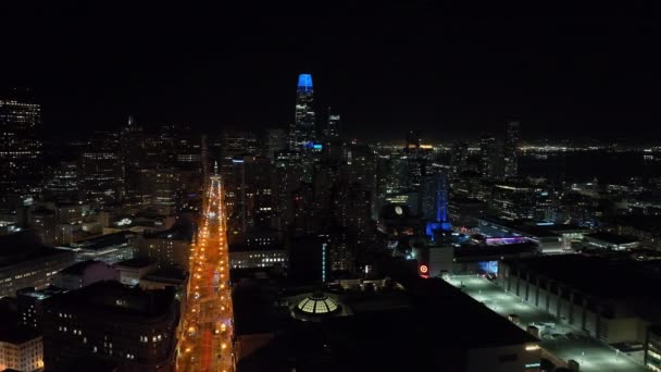 Vuela Por Encima Metrópolis Nocturna Efecto Paralelo Torres Oficinas Gran — Vídeos de Stock