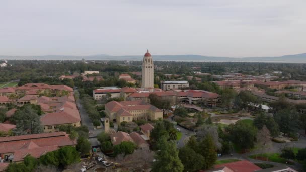 斯坦福大学校园胡佛塔的空中滑翔伞和吸引游客的全景 Stanford California Usa — 图库视频影像