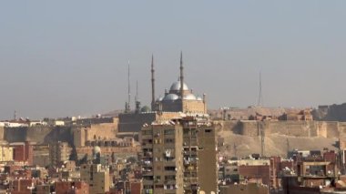 Tepede Citadel ve Alabaster camii arka planlı eski Kahire şehir manzarası. Mısır mirası alanları ve turistik yerler.