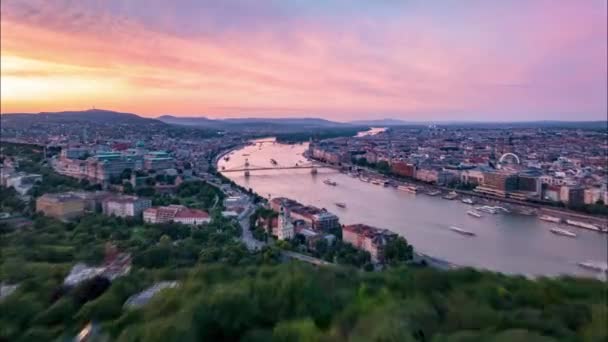 ドナウ川の歴史的な街の4分の1の素晴らしいカラフルな夕日のハイパーラプス映像 水上でボートや船 ハンガリーのブダペスト — ストック動画