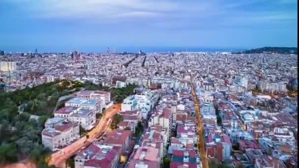 日落时大都市美丽的空中全景镜头 市区街道和建筑物的倒塌镜头 背景中的大海 西班牙巴塞罗那 — 图库视频影像