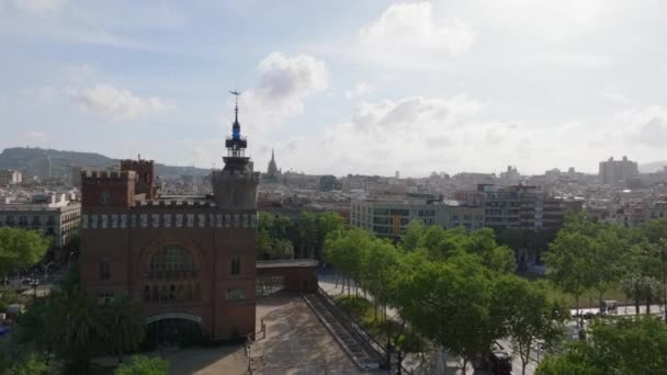 포워드는 역사적 Castell Dels Tres Dragons 주위를 다닙니다 스페인 바르셀로나 — 비디오