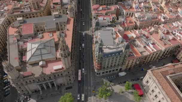 長い直線道路に沿って砲塔を持つ歴史的建造物の高い角度ビュー 街の姿を見せてください スペインのバルセロナ — ストック動画