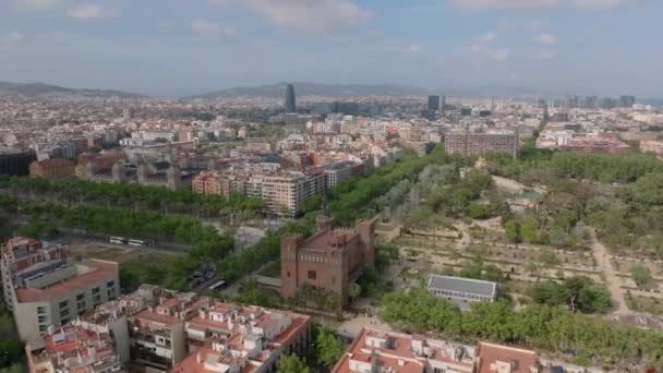 카스텔 드래곤스 상공을 랜드마크 개발이 대도시의 스페인 바르셀로나 — 비디오