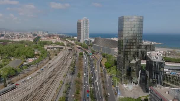 도시의 인프라 자치구에 이어지는 도로와 노선을 공중에서 수있다 스페인 바르셀로나 — 비디오