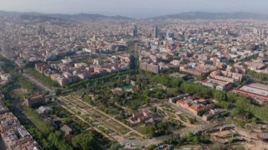 Zoo ve Parc de la Ciutadella 'nın hava manzarası. Altın saatinde inanılmaz bir şehir manzarası. Barselona, İspanya.