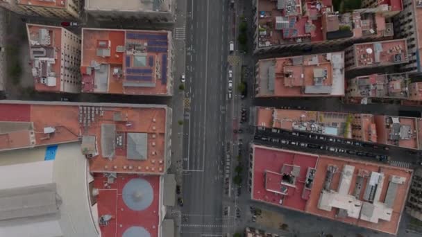 Flyg Ovanför Bostadsområde Bred Flerfilig Gata Omgiven Flervåningshus Barcelona Spanien — Stockvideo