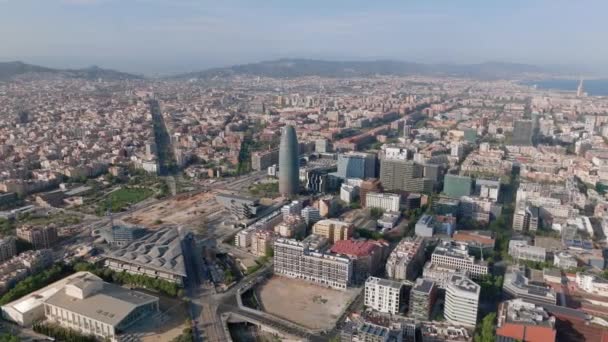 现代摩天大楼Torre Glories的空中幻灯和平板镜头 都会城市的风景在黄金时段 西班牙巴塞罗那 — 图库视频影像