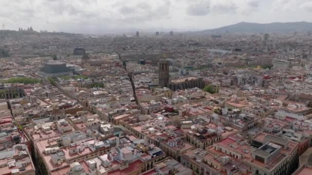 아름다운 역사적 구역의 건물들 구름낀 하늘을 배경으로 스페인 바르셀로나 — 비디오