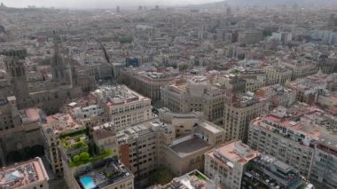Şehir merkezindeki sarayların ve çok katlı binaların yüksek açılı görüntüsü. Çatısı teraslı lüks daireler. Barselona, İspanya.
