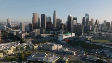 Şehir merkezindeki gökdelenlerin hava görüntüleri. Gökyüzüne karşı yüksek binalar. Los Angeles, Kaliforniya, ABD.