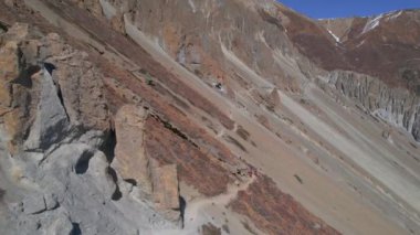 Yüksek himalaya dağlarındaki Tilicho ana kampına giden bir grup yürüyüşçü. Himalaya dağlarında macera, mücadele, güvenlik ve turizm gezileri.