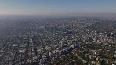 Yükseklikten Metropolis. Şehrin büyük şehirlerindeki hava panoramik görüntüleri. Bulanık bir manzara. Los Angeles, Kaliforniya, ABD.