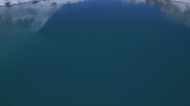 Hava kuşları Nepal 'de Himalaya dağlarıyla çevrili mavi Tilicho gölünü görür. Annapurna turu. En popüler yer. Dünyanın en yüksek Alp Gölü..