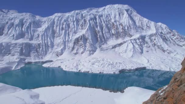 Εναέρια Panning Πλαϊνή Άποψη Μπλε Αλπική Μεγάλη Λίμνη Tilicho Περιβάλλεται — Αρχείο Βίντεο
