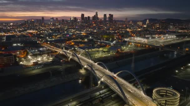Úžasný Večerní Vzdušný Panoramatický Výhled Metropoli Osvětlený Silniční Most Panorama — Stock video
