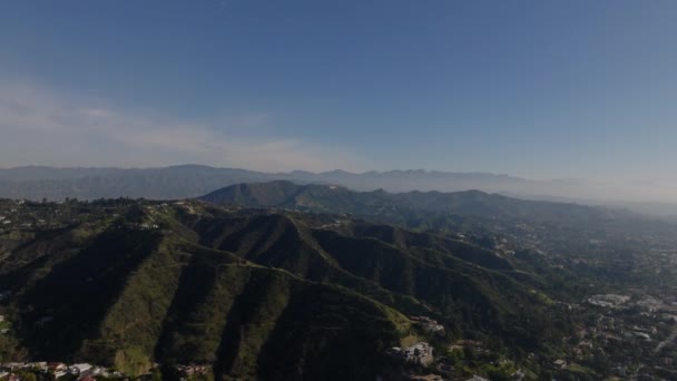 Filmagem Aérea Descendente Colinas Desfiladeiros Redor Metrópole Revelando Propriedades Luxo — Vídeo de Stock
