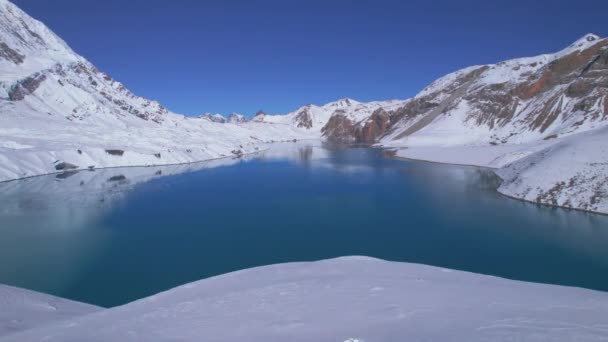 Aves Aéreas Vista Panorâmica Vista Azul Alpino Lago Tilicho Cercado — Vídeo de Stock