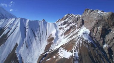 Hava kuşları Himalaya dağlarını, karlı tepeleri ve güneşli yaz günlerinde mavi gökyüzünü görür. Asya 'nın nefes kesici muhteşem manzarası..