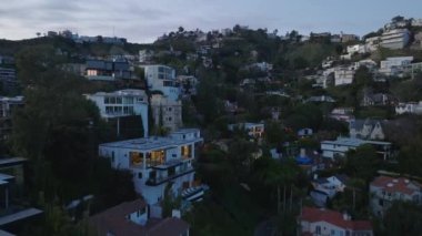 Şehrin yukarısındaki tepelerde ileriye doğru inanılmaz bir şehir gelişimi var. Dik yamaçtaki ve vadideki meskenler. Los Angeles, Kaliforniya, ABD