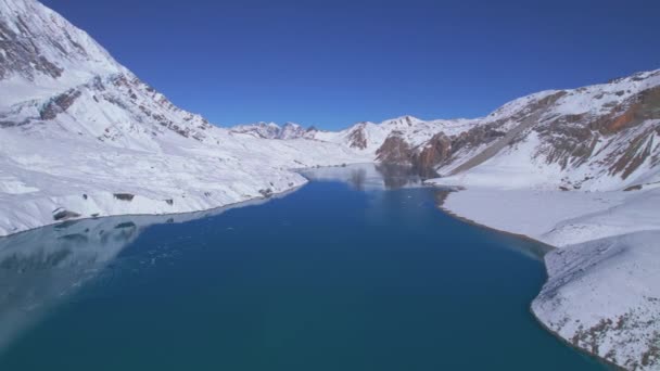 Aves Aéreas Vista Lago Azul Alpino Tilicho Rodeado Montañas Nevadas — Vídeo de stock
