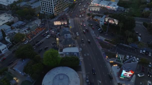 大都市の夜の街での交通の高い角度のビュー 有名なハリウッドの大通りの明らかに傾きます 米国カリフォルニア州ロサンゼルス — ストック動画