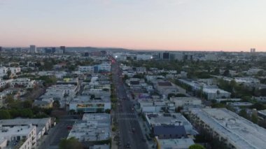 Metropolis 'teki çeşitli binaların havadan panoramik görüntüsü. Alacakaranlık 'ta şehir merkezinde trafik vardı. Los Angeles, Kaliforniya, ABD