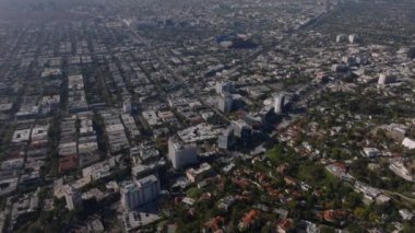 Şehir merkezindeki çok katlı otel binalarının yüksek açılı manzarası. Şehir manzarasını yukarı kaldır. Los Angeles, Kaliforniya, ABD.
