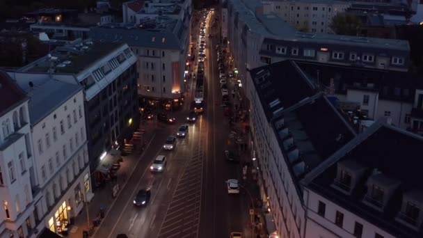 Нападающие Летают Над Очередью Вагонов Трамвая Вечерней Улице Городе Автомобили — стоковое видео