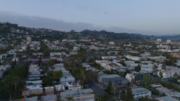 日落后 前方飞越市区的房屋 城市街道上的交通 美国加利福尼亚州洛杉矶 — 图库视频影像