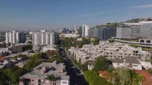 転送都市地区の複数階建てのホテルやアパートの建物の行に沿って飛ぶ 米国カリフォルニア州ロサンゼルス — ストック動画