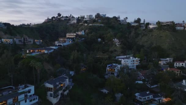 Luxusní Nemovitosti Svahu Obklopené Zelenou Vegetací Domy Hollywood Hills Los — Stock video