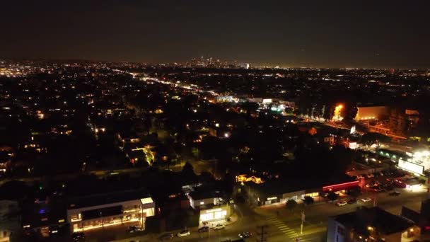 夜の街の空撮 住宅街区や距離のダウンタウンの建物内の家 米国カリフォルニア州ロサンゼルス — ストック動画