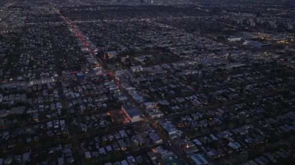夕方の大都市の空中パノラマショット 大規模な住宅街区や距離でダウンタウンの高層ビル 米国カリフォルニア州ロサンゼルス — ストック動画