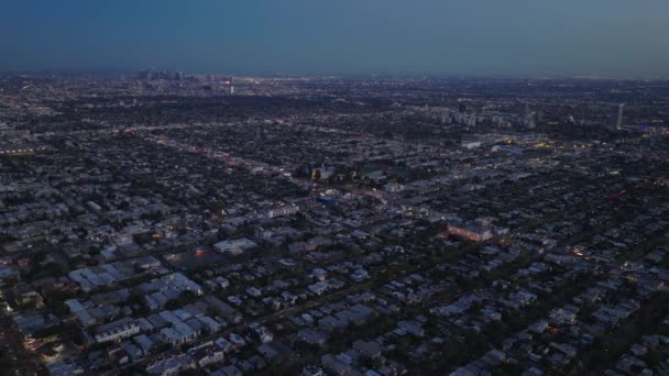 大都市の上を飛ぶ 住宅街の住宅や高層ビル街のオフィスビルまでの距離です 米国カリフォルニア州ロサンゼルス — ストック動画