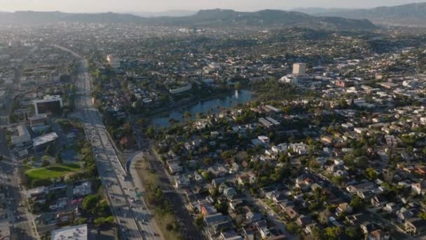 Luchtfoto Van Uitgestrekte Woonwijken Zwaar Verkeer Hollywood Freeway Huizen Het — Stockvideo