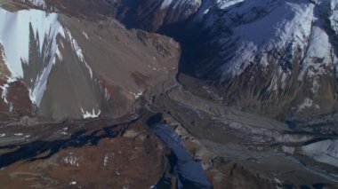 Himalayalar 'ın tepelerinde vadi manzaralı binalar var. Tilicho 'nun ana kamp yolunu gözlüyorum. Manang, Nepal, Asya yürüyüşü.