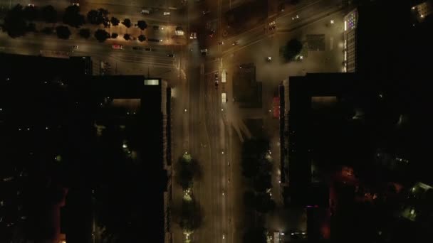 从上往下拍摄的夜间城市车辆驶过交叉口的镜头 德国柏林 — 图库视频影像