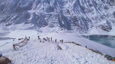 Ünlü Tilicho Gölü Yürüyüş Varış Noktası 'nın yakınındaki dairesel görüş grubu. Nepal popüler yürüyüşleri. Manang. Himalayalar Dağları Yürüyüş Konsepti.