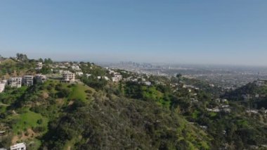Metropolis 'in yukarısındaki tepelerde lüks yerleşim yerlerinin üzerinde ilerliyorlar. Los Angeles, Kaliforniya, ABD.