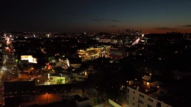 Şehrin harika bir akşam görüntüsü. Günbatımında aydınlık bulvarı ve renkli gökyüzünü gözler önüne seriyor. Los Angeles, Kaliforniya, ABD