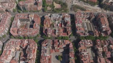 Konut semtindeki normal apartmanların yüksek açılı manzarası. Barselona, İspanya.