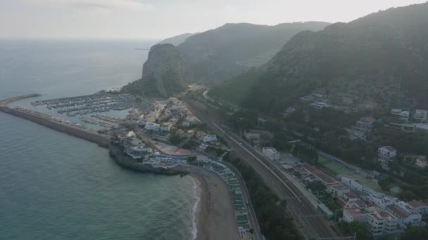 Letecké Panoramatické Záběry Města Mezi Mořem Strmými Kopci Železniční Tratě — Stock video